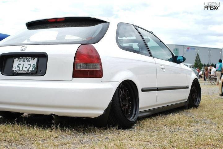 Para-Choques traseiro Ek Hatch 96-00 S/ Frisos