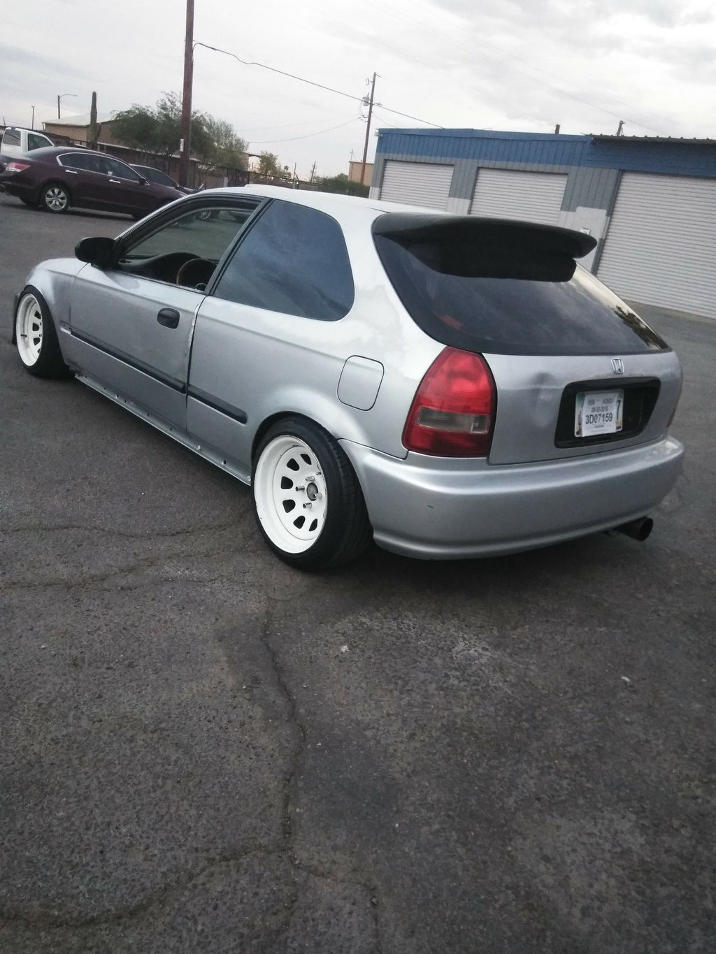 Para-Choques traseiro Ek Hatch 96-00 S/ Frisos